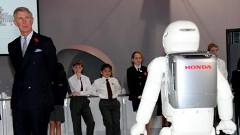 Namun Honda menghentikan semua pengembangan Asimo dalam beberapa tahun terakhir setelah upgrade terakhir pada tahun 2011. Padahal, update terakhirnya makin canggih karena emberikan kemampuan untuk membuat keputusan otonom seperti menghindari menabrak seseorang saat berjalan. Foto: GettyImages