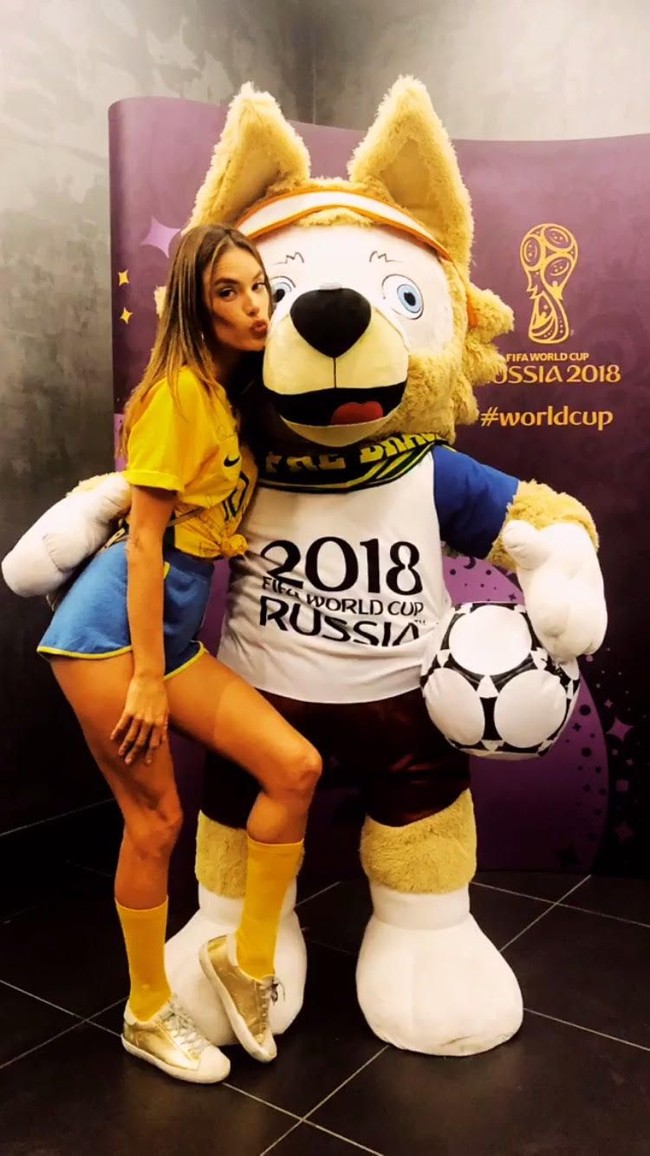 Alessandra Ambrosio dan Izabel Goulart punya banyak persamaan. Sama-sama bertitel Victorias Secret Angel, berasal dari Brazil, dan mendukung Brazil di Piala Dunia 2018. Foto: Dok. Instagram/@alessandraambrosio