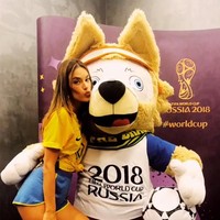 Alessandra Ambrosio dan Izabel Goulart punya banyak persamaan. Sama-sama bertitel Victorias Secret Angel, berasal dari Brazil, dan mendukung Brazil di Piala Dunia 2018. Foto: Dok. Instagram/@alessandraambrosio