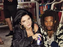 Kecantikan Sang Pelantun Piala Dunia 2018 Pukau Netizen