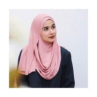 Menjadi istri calon wakil bupati, penampilan Sonya Fatmala jadi sorotan. Tak hanya parasnya yang cantik, tapi gaya hijabnya yang kekinian juga mengundang decak kagum. Foto: Instagram/SonyaFatmala