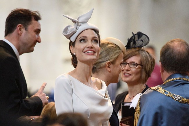 Angelina Jolie mendapat gelar kerajaan Honorary Dame dari Ratu Elizabeth di tahun 2014. Angelina layak mendapatkannya setelah menjalani lebih dari 40 misinya bertemu para pengungsi di berbagai belahan dunia dan jasanya mengakhiri kekerasan seksual di daerah perang. Foto: dok. Getty Images