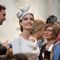 Angelina Jolie mendapat gelar kerajaan Honorary Dame dari Ratu Elizabeth di tahun 2014. Angelina layak mendapatkannya setelah menjalani lebih dari 40 misinya bertemu para pengungsi di berbagai belahan dunia dan jasanya mengakhiri kekerasan seksual di daerah perang. Foto: dok. Getty Images