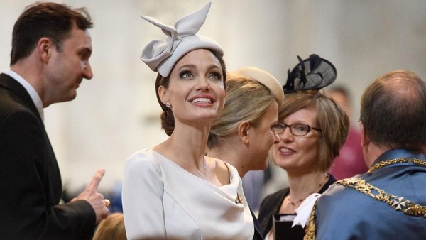 Foto: Penampilan Cantik Angelina Jolie Bergaya ala Meghan Markle