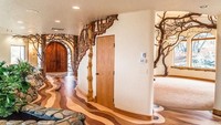 Kayu yang digunakan untuk pegangan tangga dan hiasan terbuat dari cabang kayu manzanita. Istimewa/Zillow.inc.