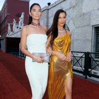 Lily memukau dengan gaun putih simpel bergaya strapless rancangan Brandon Maxwell, stylist andalan Lady Gaga yang juga berprofesi sebagai desainer. Kendati sederhana, siluet yang mengikuti tubuhnya mempertegas keseksian model 32 tahun ini. (Foto: Getty Images)