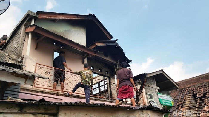 Ditinggal Salat, Rumah Ketua DKM di Sukabumi Terbakar