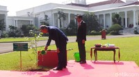 Setelahnya, Mahathir juga menyiram pohon yang ditanamnya (Foto: Niken Purnamasari/detikcom)