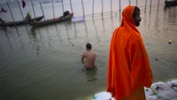 Setelah selesai, para Sadhu akan mengenakan jubah berwarna oranye. Mereka akan mengenakan jubah ini sampai festival ini selesai. (Ahmad Masood/Reuters)