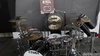 Serba hitam, ini drum set milik Ikmal Tobing.