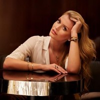 Jam tangan Serpenti Tubogas yang dipakai Kitty Spencer dalam pemotretan ini terbuat dari emas rose gold 18 karat berhiaskan berlian pada bingkainya. Jam tangan terinspirasi kepala ular ini senilai USD 30.800 atau Rp 440 juta. Foto: Instagram/@kitty.spencer