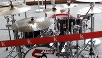 Nah, ini drum set asoy milik Pepeng NAIF.