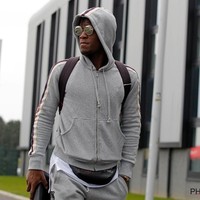 Kembali busana serba Gucci jadi pilihan Michy Batshuayi. Tiba untuk latihan, Michy memakai jaket dan celana abu-abu Gucci. Jaket hoodie yang pada bagian lengannya dihiasi garis dan tulisan Gucci ini harganya US$ 1.350 atau sekitar Rp 19,3 juta. Pemain bola yang bergabung di tim nasional Belgia sejak 2015 itu juga terlihat memakai belt bag Gucci yang kekinian. Foto: Dok. Instagram