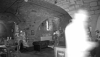 Bayangan sosok pria yang melayang terekam CCTV di restoran The Keys yang berada dibawah bangunan gereja tua, di Huddersfield Inggris. Sang pemilik restoran mengatakan, bahwa sosok bayangan misterius itu membuat sistem alarmnya menyala di malam hari. Foto: Istimewa
