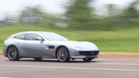 Pengujian dilakukan di jalanan BSD, Tangerang Selatan. Di sana, detikOto masih bisa menggeber Ferrari GTC4Lusso T meski tidak semaksimal seperti di jalanan Malaysia beberapa waktu lalu.