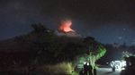 Penampakan Terkini Gunung Agung yang Hembuskan Abu Semalaman