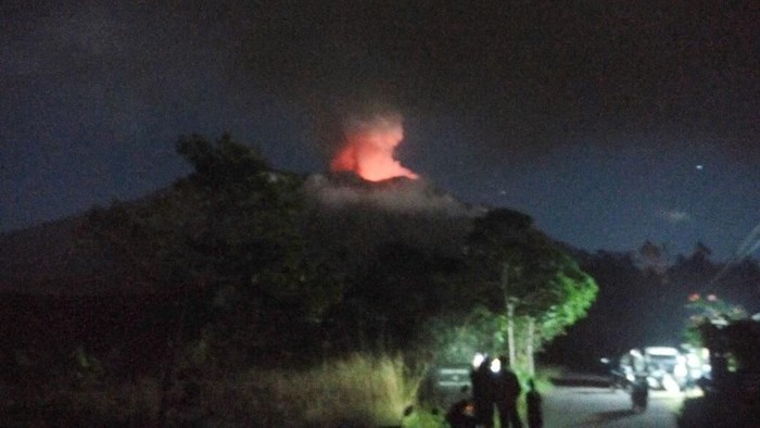 Dokter kulit mengimbau agar masyarakat yang terkena paparan abu vulkanik membersihkan kulit untuk menghindari iritasi. Foto: dok. BNPB Dokter kulit mengimbau agar masyarakat yang terkena paparan abu vulkanik membersihkan kulit untuk menghindari iritasi. Foto: dok. BNPB