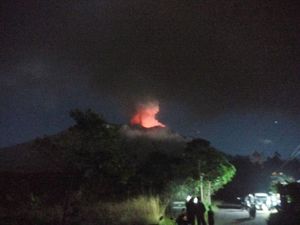 Tips Dokter Saat Kena Hujan Abu Vulkanik Erupsi Gunung Agung
