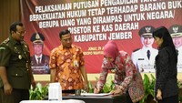 Kejari Jember untuk menyetorkan uang titipan dari Diponegoro sebesar Rp. 2.577.373.23 ke kas daerah Pemkab Jember.