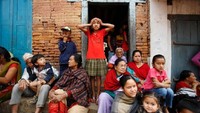 Foto: Sebelum memulai Bisket Jatra, masyarakat akan mengadakan ritual Tantra khusus di Kuil Bhairab di Taumadhi Tole, Bhaktapur. Setelah selesai berdoa, masyarakat akan menempatkan Bhairav dan Bhadrakali. (Navesh Chitrakar/Reuters)