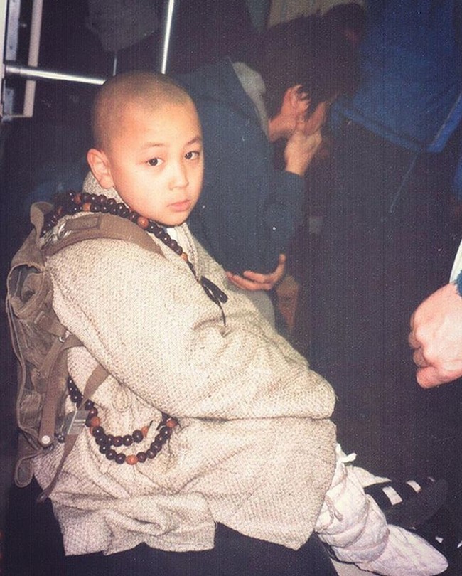 Penggemar film Mandarin era 90-an tentu tak asing dengan sosok shaolin jago kungfu satu ini. Berakting jadi teman Boboho, aktor muda ini bernama asli Shi Xiao Long atau lebih dikenal dengan Ashton Chen. Foto: Dok. Instagram/ashtonchen_peace