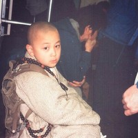 Penggemar film Mandarin era 90-an tentu tak asing dengan sosok shaolin jago kungfu satu ini. Berakting jadi teman Boboho, aktor muda ini bernama asli Shi Xiao Long atau lebih dikenal dengan Ashton Chen. Foto: Dok. Instagram/ashtonchen_peace