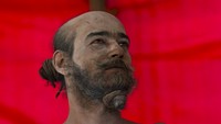 Kebanyakan memiliki rambut panjang, para Sadhu memerlukan lebih banyak waktu untuk mengikat rambut mereka. Setelah rambut, jenggot juga akan diikat. (Ahmad Masood/Reuters)