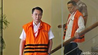 Mantan Ketua DPD Partai Golkar DKI Jakarta, Fayakhun Andriadi dijadikan tersangka bersama dengan tersangka kasus korupsi RAPBN-P 2018, Amin Santono terlihat meninggalkan gedung KPK saat jeda salat Jumat, Jakarta, Jumat (29/6/2018).