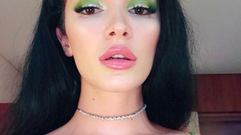 Lagu tema yang dibawakannya bersama Nicky Jam dan Will Smith itu berjudul Live It Up. Foto: Instagram/strefie