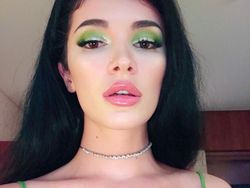 Kecantikan Sang Pelantun Piala Dunia 2018 Pukau Netizen