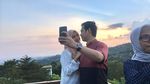 Potret Mesra Tommy Kurniawan dan Istri di Pantai