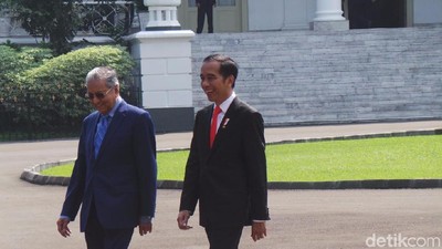 Kebersamaan Jokowi-Mahathir: Akrab Berbincang hingga Tanam Pohon