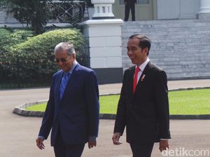 Kebersamaan Jokowi-Mahathir: Akrab Berbincang hingga Tanam Pohon