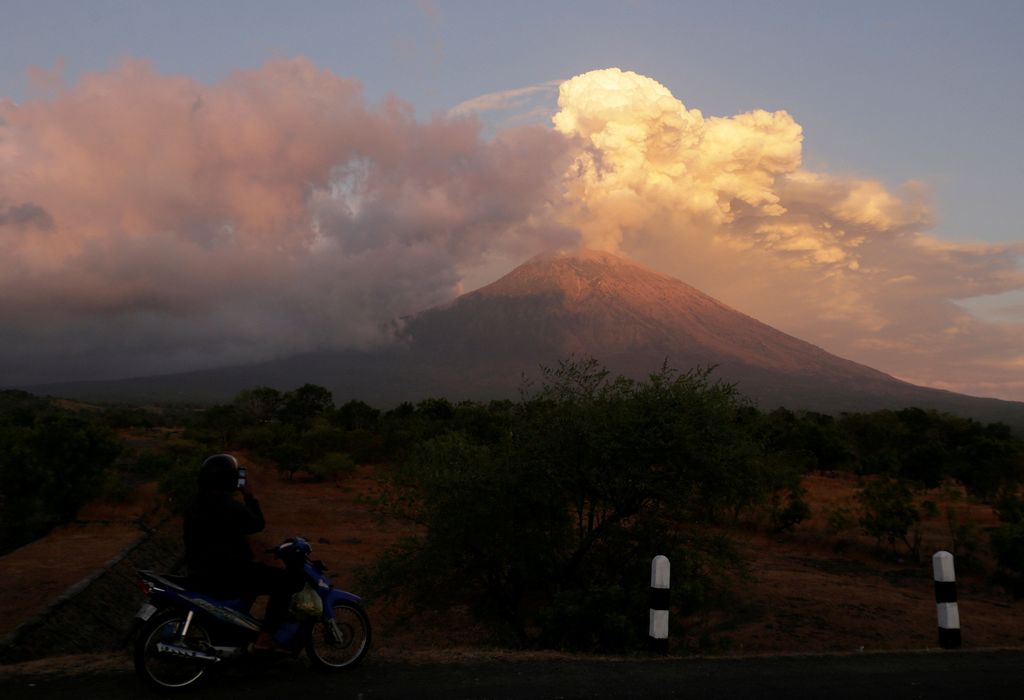 erupsi gunung agung Mount Agung volcano erupts, as seen from Kubu, Karangasem Regency in Bali, Indonesia on June 29, 2018. REUTERS/Johannes P. Christo