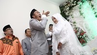 Caisar sepertinya tak bisa menahan joget dan guyonnya setelah resmi menikahi Intan. Foto: Caisar Aditya resmi nikah lagi / Hanif Hawari