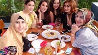 Ngumpul bareng, sambil menikmati kue di kafe jadi gaya Cynthiara ketika berkumpul bersama teman. Foto: Instagram @cynthiara_alona Foto: Instagram @cynthiara_alona