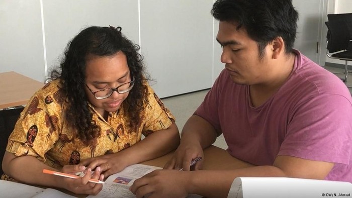 Dolfina Mansnembra, Calon Pakar Laser dari Papua