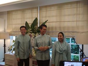 Senyum Semringah Rini Soemarno Gelar Halalbihalal