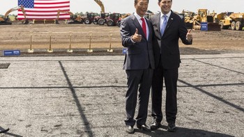 CEO Foxconn Terry Gou berfoto bersama Gubernur Winconsin Scott Walker. Foto: Andy Manis/Getty Images