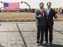 Aksi Presiden Trump Sekop Tanah di Peresmian Pabrik Foxconn