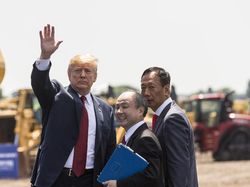 Aksi Presiden Trump Sekop Tanah di Peresmian Pabrik Foxconn