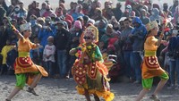 Pagelaran Eksotika Bromo ini tidak hanya bertujuan untuk memberikan sebuah hiburan menarik bagi para pengunjung tetapi juga untuk melestarikan kebudayaan Suku Tengger dan memperkenalkan berbagai tarian tradisional khas berbagai daerah di Indonesia. Antara Foto/Zabur Karuru.