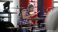 Ia tampil menunjukan skill drumm solo nya hingga tiga sesi.