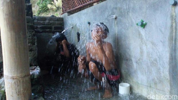 Air Sendang Lanang Ini Berkhasiat/
