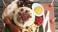 Nasi uduk cake dengan pelengkap ayam goreng, telur dadar, sambal, telur rebus hingga teri kacang tersaji apik seperti aslinya. Padahal ketika dipotong, isinya adalah cake. Surprise! Foto: Instagram @sugarministry