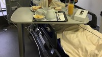 Sedih! Ini potret ketika Marcos sakit dan harus diopname. Meskipun terbaring di kasur rumah sakit, ia tetap memberi senyum. Tampaknya ini saatnya makan siang.  Foto: Instagram @marcosrojo