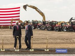 Aksi Presiden Trump Sekop Tanah di Peresmian Pabrik Foxconn