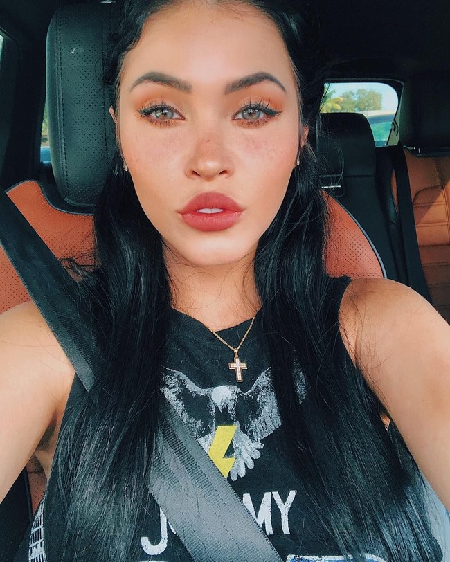 Punya wajah yang sudah cantik, namun Claudia tetap merasa tidak puas. Ia mengaku melakukan operasi plastik.  Foto: dok. Instagram (claudiaalen)