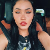 Punya wajah yang sudah cantik, namun Claudia tetap merasa tidak puas. Ia mengaku melakukan operasi plastik.  Foto: dok. Instagram (claudiaalen)