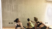 Selain nge-gym, Shanika juga kerap berolahraga yoga. Foto: Instagram/shanikasilverio